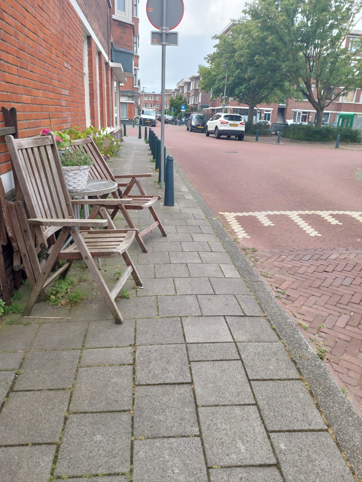 stoelen op de stoep